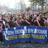 Các bác sỹ tham gia đình công phản đối kế hoạch tuyển thêm sinh viên y khoa tại Yongsan (Hàn Quốc), ngày 25/2/2024. (Ảnh: Yonhap/TTXVN)