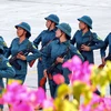 Các nữ dân quân hăng say luyện tập để có màn diễu binh, diễu hành tốt nhất phục vụ Đại lễ. (Ảnh: Trung Kiên/TTXVN)