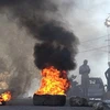 Lốp xe bốc cháy gần Nhà tù Quốc gia ở Port-au-Prince, Haiti, sau khi hàng nghìn tù nhân vượt ngục ngày 3/3/2024. (Ảnh: AFP/TTXVN)