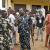 Cảnh sát làm nhiệm vụ tại một sự kiện ở Lagos (Nigeria) hồi tháng Ba năm ngoái. (Ảnh: AFP/TTXVN)