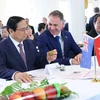 Thủ tướng Phạm Minh Chính với sản phẩm của Viện Nghiên cứu Cây trồng và Thực phẩm New Zealand. (Ảnh: Dương Giang/TTXVN)