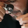 Mohamed Sabeg, người đồng sáng lập Công ty 2DOT4 có trụ sở tại Dubai, kiểm tra một viên kim cương được "nuôi" trong phòng thí nghiệm. (Nguồn: CNN)