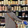 Người dân mua sắm tại siêu thị ở London (Anh). (Ảnh: AFP/TTXVN)