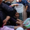 Người dân chen lấn tại một điểm phát thực phẩm cứu trợ ở thành phố Rafah, Dải Gaza, ngày 14/3/2024. (Ảnh: THX/TTXVN)