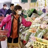 Người tiêu dùng mua sắm tại siêu thị ở Tokyo (Nhật Bản). (Ảnh: Kyodo/TTXVN)