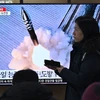 Người dân tại Seoul (Hàn Quốc) theo dõi bản tin truyền hình về vụ phóng tên lửa của Triều Tiên ngày 14/1/2024. (Ảnh: AFP/TTXVN)