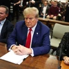 Cựu Tổng thống Mỹ Donald Trump (giữa) tại phiên xét xử của tòa tối cao New York, ngày 11/1/2024. (Ảnh: AFP/TTXVN)