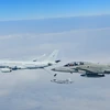 Máy bay tiếp dầu (trái) tiếp nhiên liệu cho máy bay KF-21 (dưới), sau khi máy bay chiến đấu cất cánh từ một căn cứ không quân ở Sacheon, cách Thủ đô Seoul (Hàn Quốc) 296km về phía Đông Nam, ngày 19/3/2024. (Ảnh: Yonhap/TTXVN)