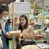 Khách hàng Nhật Bản tìm hiểu sản phẩm bánh phồng tôm của Việt Nam tại FoodEx Japan 2024. (Ảnh: Nguyễn Tuyến/TTXVN)