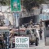 Lực lượng an ninh phong tỏa tuyến đường dẫn tới khách sạn SYL ở Mogadishu (Somalia) sau một vụ tấn công, ngày 15/3/2024. (Ảnh: THX/TTXVN)