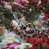 Người dân đặt hoa tưởng niệm các nạn nhân thiệt mạng trong vụ tấn công ở Moskva (Nga), ngày 24/3/2024. (Ảnh: THX/TTXVN)