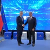 Phó Chủ tịch Quốc hội Trần Quang Phương và Phó Thủ tướng kiêm Bộ trưởng Bộ Số hóa Ba Lan Krzysztof Gawkowski chụp ảnh lưu niệm. (Nguồn: Báo Đại biểu Nhân dân)