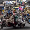 Vận chuyển rác thải nhựa tại Lahore (Pakistan). (Ảnh: AFP/TTXVN)