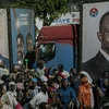 Những người ủng hộ ứng cử viên Tổng thống Senegal, ông Bassirou Diomaye Faye, tập trung bên ngoài trụ sở tranh cử, ngày 24/3/2024. (Ảnh: AFP/TTXVN)