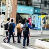 Người dân trên đường phố Tokyo (Nhật Bản). (Ảnh: Xuân Giao/TTXVN)