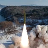 Hình ảnh do Hãng Thông tấn Trung ương Triều Tiên đăng phát ngày 15/1/2024: Một vụ phóng thử tên lửa đạn đạo tầm trung sử dụng nhiên liệu rắn tại một địa điểm không xác định tại Triều Tiên. (Ảnh: AFP/TTXVN)