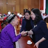 Quyền Chủ tịch nước Võ Thị Ánh Xuân thăm hỏi và tặng quà người có công với cách mạng. (Ảnh: Thống Nhất/TTXVN)