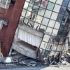 Tòa nhà bị đổ nghiêng sau trận động đất tại Hoa Liên, Đài Loan (Trung Quốc), ngày 3/4/2024. (Ảnh: AFP/TTXVN)