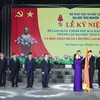 Quyền Chủ tịch nước Võ Thị Ánh Xuân gắn Huân chương Lao động Hạng Nhất lên lá cờ truyền thống của Đại học Thái Nguyên. (Ảnh: Thống Nhất/TTXVN)