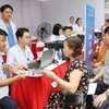 Các bác sỹ Hội Thầy thuốc Trẻ Việt Nam khám chữa bệnh miễn phí cho người dân. (Ảnh: Minh Đức/TTXVN)