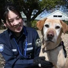 Một nhân viên hải quan cùng cộng sự của cô - chú chó đánh hơi ma túy Melba - tại Narita, tỉnh Chiba (Nhật Bản), ngày 13/3/2024. (Nguồn: The Mainichi)