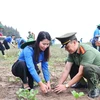 Đoàn viên, thanh niên Thông tấn xã Việt Nam và các đơn vị tham gia trồng cây. (Ảnh: Minh Đức/TTXVN)