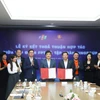 Tổng Giám đốc Tập đoàn Vingroup và Tổng Giám đốc Tập đoàn FPT ký kết thỏa thuận hợp tác toàn diện về thúc đẩy Chuyển đổi Xanh tại Việt Nam.