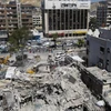 Hiện trường đổ nát sau vụ tấn công nhằm vào tòa nhà lãnh sự quán Iran ở Damascus, Syria, ngày 2/4/2024. (Ảnh: AFP/TTXVN)