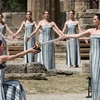 Nữ diễn viên Hy Lạp Mary Mina (phải) thắp sáng ngọn đuốc trong buổi tổng duyệt ở Olympia cổ đại ngày 15/4/2024. (Ảnh: THX/TTXVN)