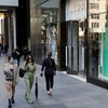 Người dân di chuyển trên phố mua sắm ở New York (Mỹ). (Ảnh: AFP/TTXVN)
