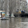Lực lượng cứu hộ sơ tán người dân khỏi khu vực ngập lụt ở thành phố Orsk, vùng Orenburg (Nga) ngày 8/4/2024. (Ảnh: AFP/TTXVN)