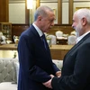 Tổng thống Thổ Nhĩ Kỳ Recep Tayyip Erdogan (trái) và thủ lĩnh Phong trào Hồi giáo Hamas Ismail Haniyeh tại cuộc gặp ở Ankara, ngày 26/7/2023. (Ảnh: AFP/TTXVN)