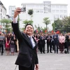 Tổng Thư ký ASEAN Kao Kim Hourn chụp ảnh selfie cùng các đại biểu dự khánh thành Quảng trường ASEAN tại Học viện Ngoại giao. (Ảnh: Lâm Khánh/TTXVN)