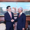 Ông Võ Văn Hoan (phải) - Phó Chủ tịch Ủy ban Nhân dân Thành phố Hồ Chí Minh tiếp ông Jeong-Kee Kim, Giám đốc Điều hành CityNet. (Ảnh: Xuân Khu/TTXVN)