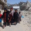 Trẻ em Palestine tại khu vực đổ nát sau các cuộc oanh tạc của Israel xuống thành phố Rafah, phía Nam Dải Gaza, ngày 19/4/2024. (Ảnh: AFP/TTXVN)