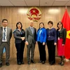 Đoàn Công tác chụp ảnh lưu niệm cùng Phái đoàn Đại diện Việt Nam tại Liên hợp quốc. (Ảnh: TTXVN phát)