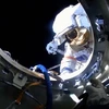 Nhà du hành Oleg Kononenko từ góc camera gắn trên mũ bảo hiểm của phi hành gia Nikolai Chub, trong chuyến đi bộ ngoài không gian vừa hoàn thành. (Nguồn: NASA TV/Space)