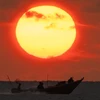 Mặt trời đỏ rực buổi bình minh tại một quốc gia ở khu vực Đông Nam Á, ngày 4/4/2024. (Ảnh: AFP/TTXVN)