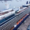 Siêu du thuyền Celebrity Solstice (quốc tịch Malta) chở theo 2.700 du khách châu Âu, Mỹ cập Cảng Tàu khách Quốc tế Hạ Long hồi tháng 11 năm ngoái. (Ảnh: Thanh Vân/TTXVN)