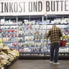 Người tiêu dùng mua sắm tại siêu thị ở Berlin (Đức). (Ảnh: THX/TTXVN)