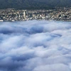 Mây bao phủ bầu trời ở eo biển Kurushima, ngoài khơi thành phố Imabari, tỉnh Ehime (Nhật Bản). (Ảnh: Kyodo/TTXVN)