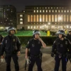 Cảnh sát Mỹ gác trong khuôn viên Đại học Columbia. (Nguồn: Reuters/CNN)