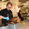 Một thợ chocolate Bỉ trình diễn sản xuất chocolate thủ công tại Hội nghị Cacao Thế Giới ở Brussels hồi tháng trước. (Ảnh: Hương Giang/TTXVN)