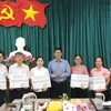 Trao tặng sách cho các trường học trên địa bàn huyện đảo Phú Quý (Bình Thuận). (Ảnh: Nguyễn Thanh/TTXVN)