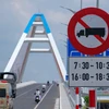 Từ ngày 6/5, cầu Trần Hoàng Na chỉ cấm xe container theo giờ, không cấm xe tải trên 3,5 tấn và xe khách trên 16 chỗ như trước. (Ảnh: Thanh Liêm/TTXVN)