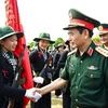 Đại tướng Phan Văn Giang thăm lực lượng tham gia diễu binh, diễu hành. (Ảnh: TTXVN phát)
