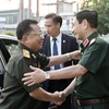 Đại tướng Phan Văn Giang (phải) đón Đại tướng Chansamone Chanyalath. (Ảnh: TTXVN phát)
