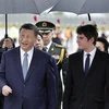 Thủ tướng Pháp Gabriel Attal (phải) đón Chủ tịch Trung Quốc Tập Cận Bình (trái, phía trước) tại sân bay Orly, Thủ đô Paris, ngày 5/5/2024. (Ảnh: AFP/TTXVN)