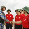 Lãnh đạo Tập đoàn Điện lực Việt Nam thăm hỏi, động viên các chiến sỹ đảo Song Tử Tây đang trực sẵn sàng chiến đấu. (Ảnh: Thanh Vũ/TTXVN)