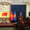 Đại sứ Đặng Minh Khôi phát biểu, nêu bật ý nghĩa của Chiến thắng Điện Biên Phủ. (Ảnh: Duy Trinh/TTXVN)